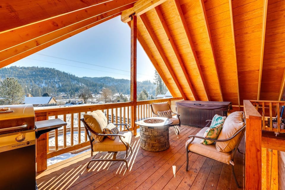 On-Site Creek & Trails: Huge Garden Valley Estate House in Salmon River
