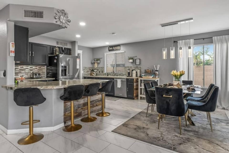 Spacious 4BR Avondale Home Near Phoenix Raceway State Farm Stadium and Westgate House in Avondale