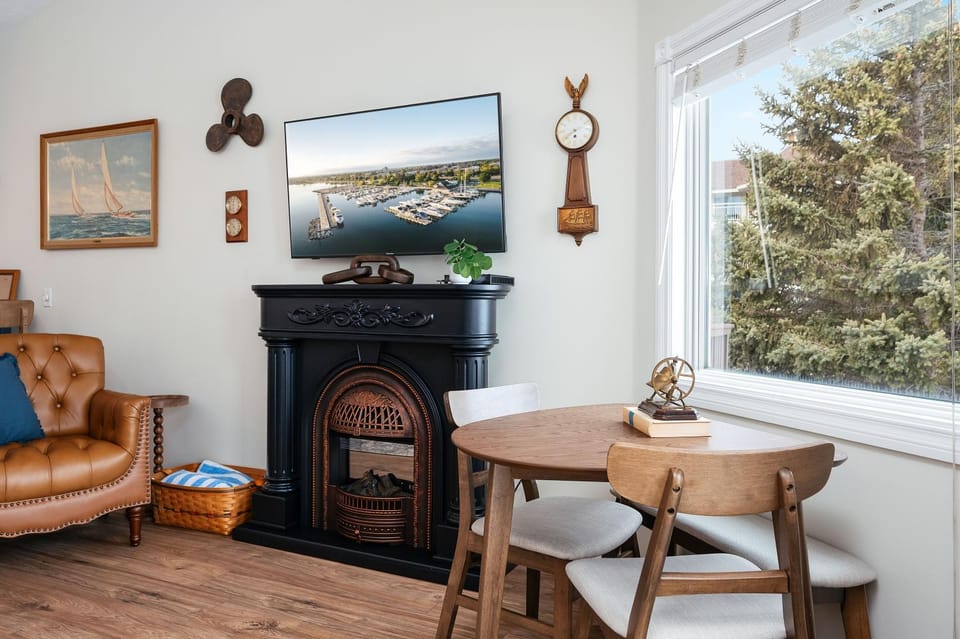TV and multimedia, Living room, Seating area, Dining area
