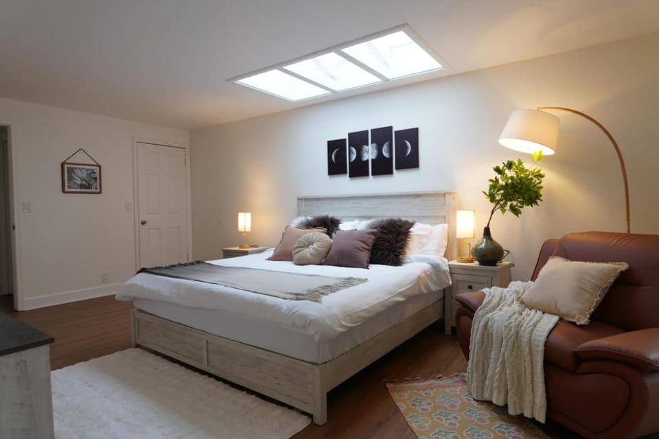 Luxury 4BR house, Huge Yard, Theater, A/C, Pets House in Shoreline