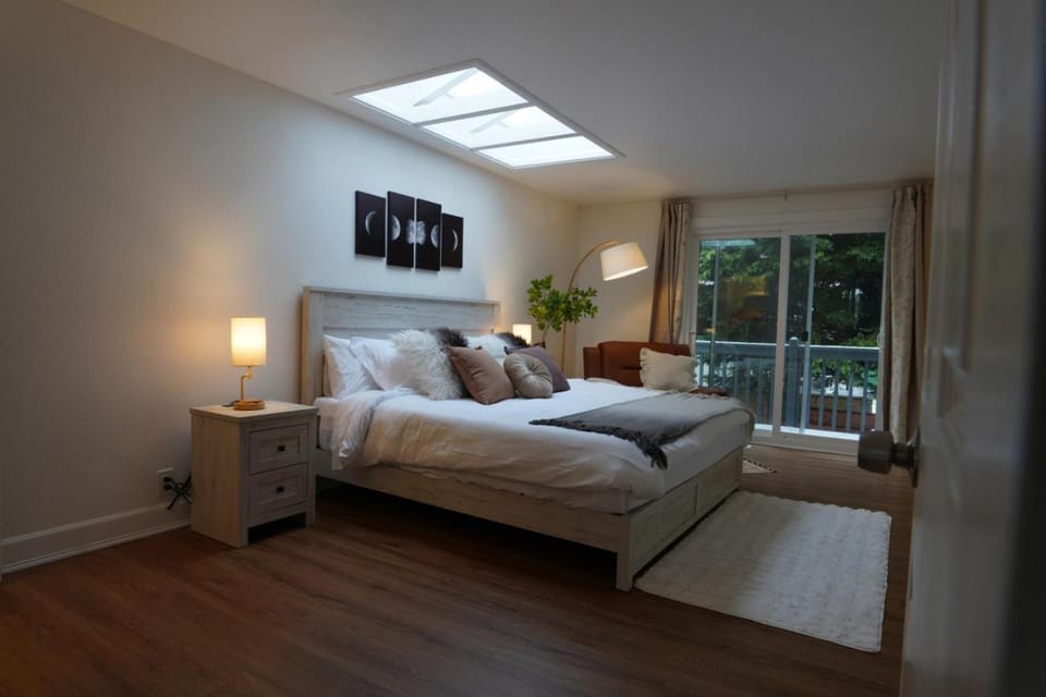 Luxury 4BR house, Huge Yard, Theater, A/C, Pets House in Shoreline