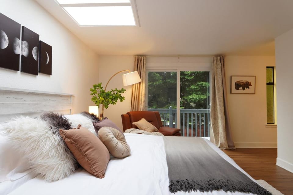 Luxury 4BR house, Huge Yard, Theater, A/C, Pets House in Shoreline