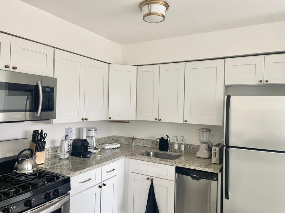 National Landing 2BR Exec Suite - 4 beds- Free Parking Apartment in Crystal City