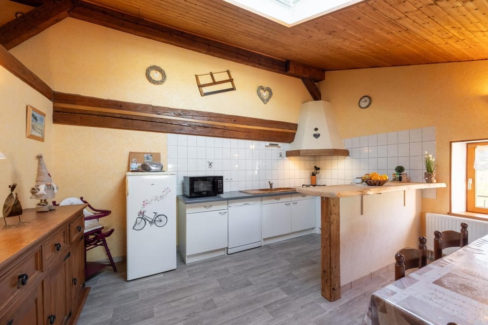 Kitchen or kitchenette, Living room