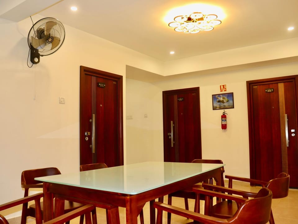 Seating area, Dining area