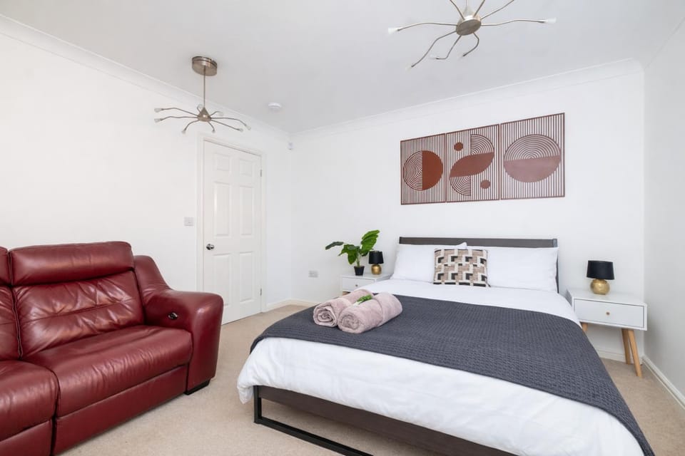 Bed, Living room, Photo of the whole room, Seating area, Bedroom