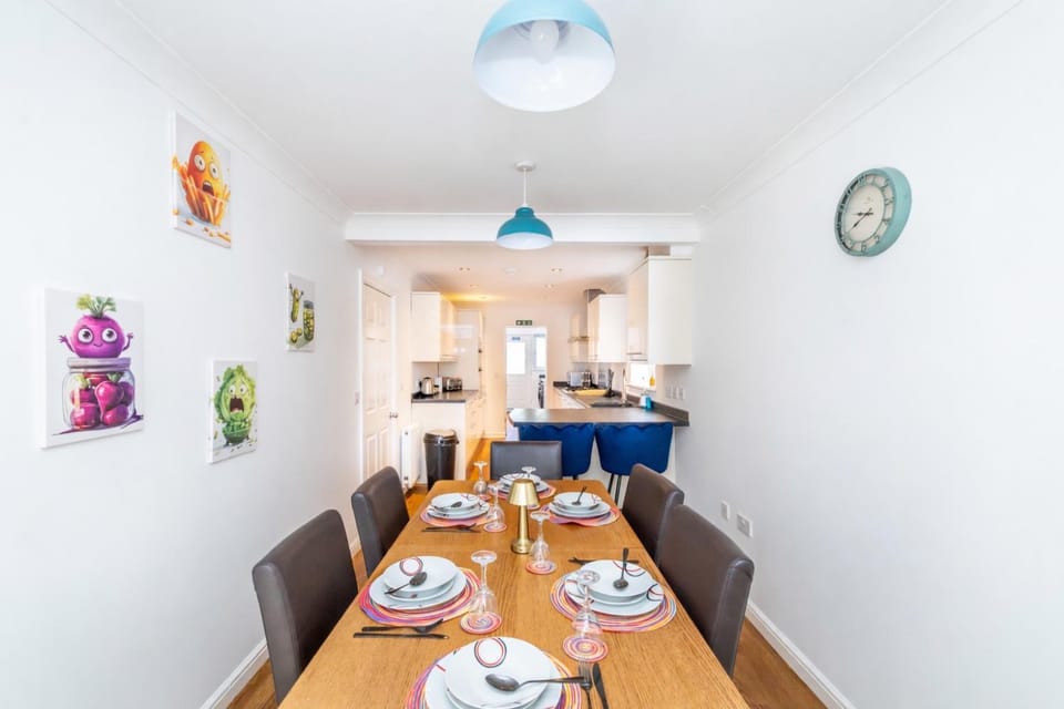 Coffee/tea facilities, Kitchen or kitchenette, Living room, Food and drinks, Seating area, Dining area, Food