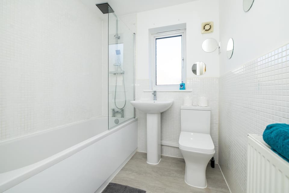 Shower, Toilet, Bathroom, Bath, towels