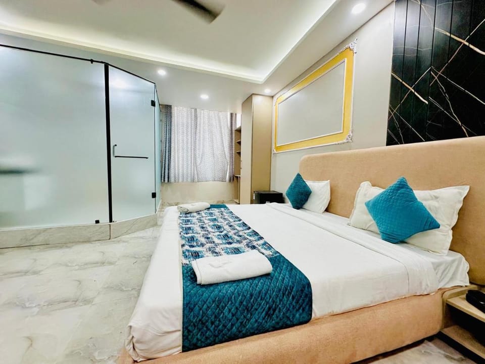 Bed, Photo of the whole room, Bedroom, towels, air conditioner