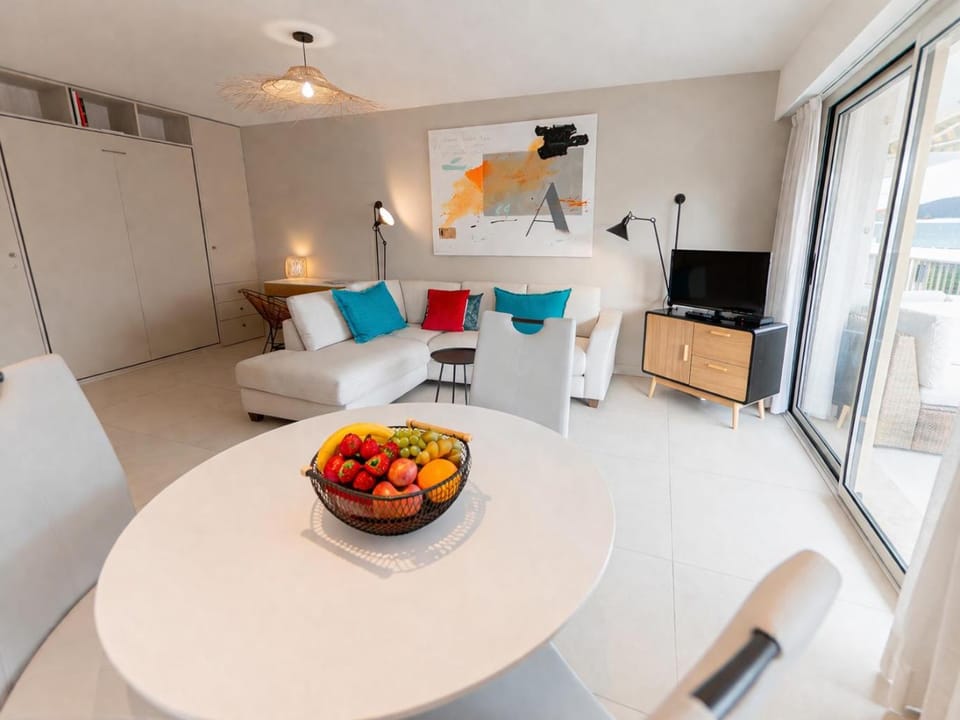 Communal lounge/ TV room, TV and multimedia, Kitchen or kitchenette, Living room, Food and drinks, Seating area, Dining area, Evening entertainment, Food