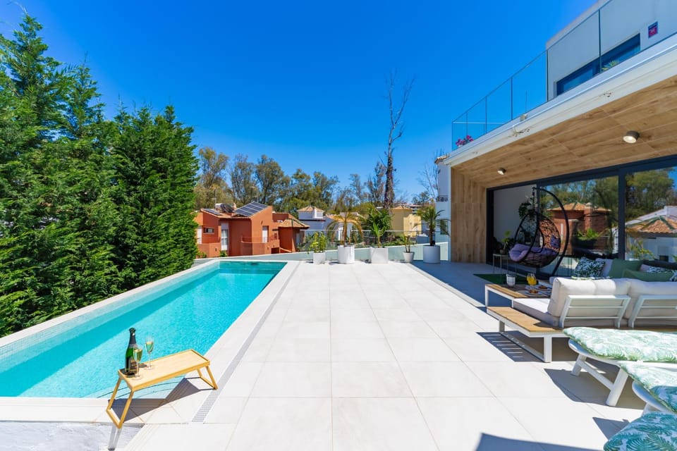 Property building, Patio, Spring, Day, Natural landscape, Summer, Garden, Garden view, Pool view, Swimming pool, sunbed