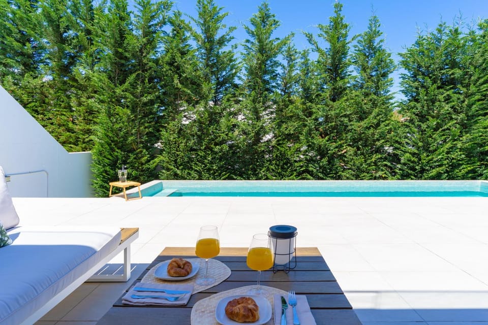 Patio, Spring, Day, Summer, Garden, View (from property/room), Balcony/Terrace, Food and drinks, Dining area, Food, Garden view, Pool view, Swimming pool, Breakfast, Continental breakfast, Drinks, sunbed