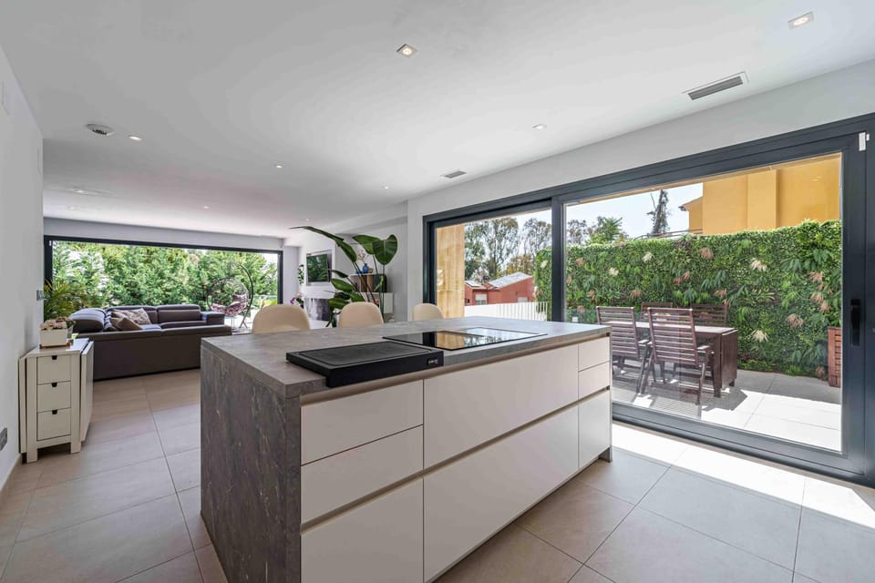 Kitchen or kitchenette, Dining area, microwave, oven