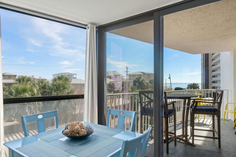 Vibrant condo near the beach Pool Tennis Apartment in Miramar Beach