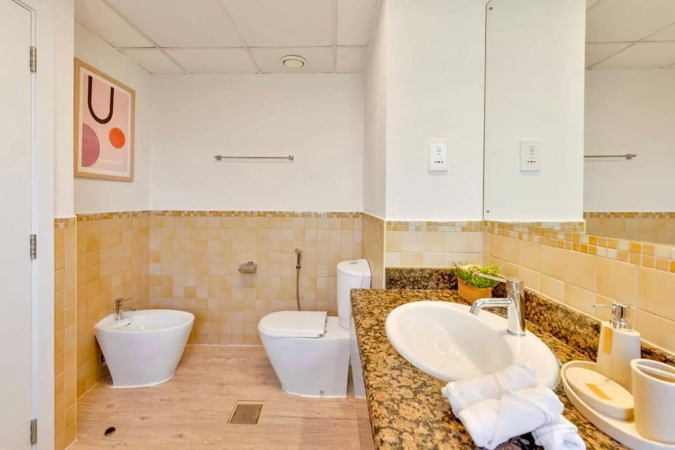 Luxury JBR Hostel with Sea View Apartment in Dubai