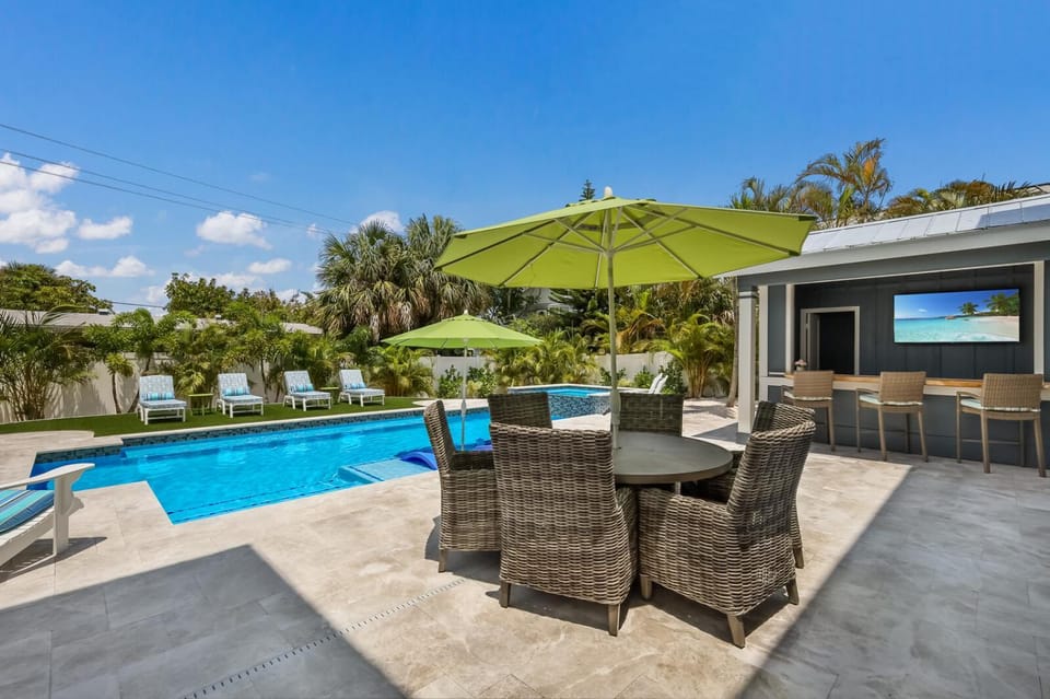 Coconut Hut - Pool & Spa, Pool Table, Putting Green by Anna Maria Life Vacation Rentals House in Anna Maria Island