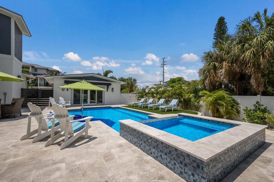 Coconut Hut - Pool & Spa, Pool Table, Putting Green by Anna Maria Life Vacation Rentals House in Anna Maria Island