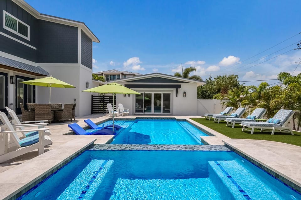 Coconut Hut - Pool & Spa, Pool Table, Putting Green by Anna Maria Life Vacation Rentals House in Anna Maria Island