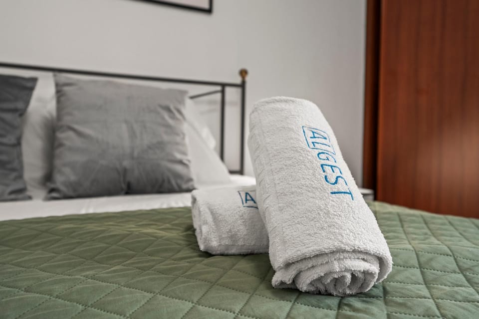 Bed, Photo of the whole room, Bedroom, towels