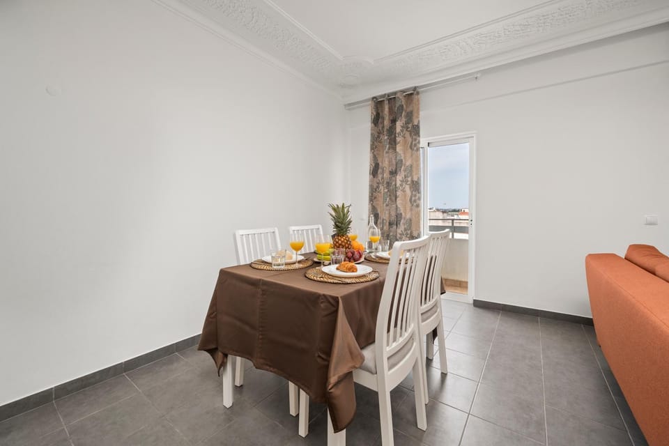 Living room, Food and drinks, Seating area, Dining area, Food