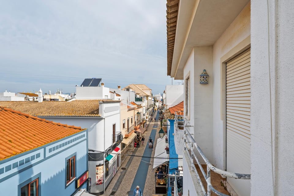 Property building, Day, City view, Sea view, Street view, Location, Parking