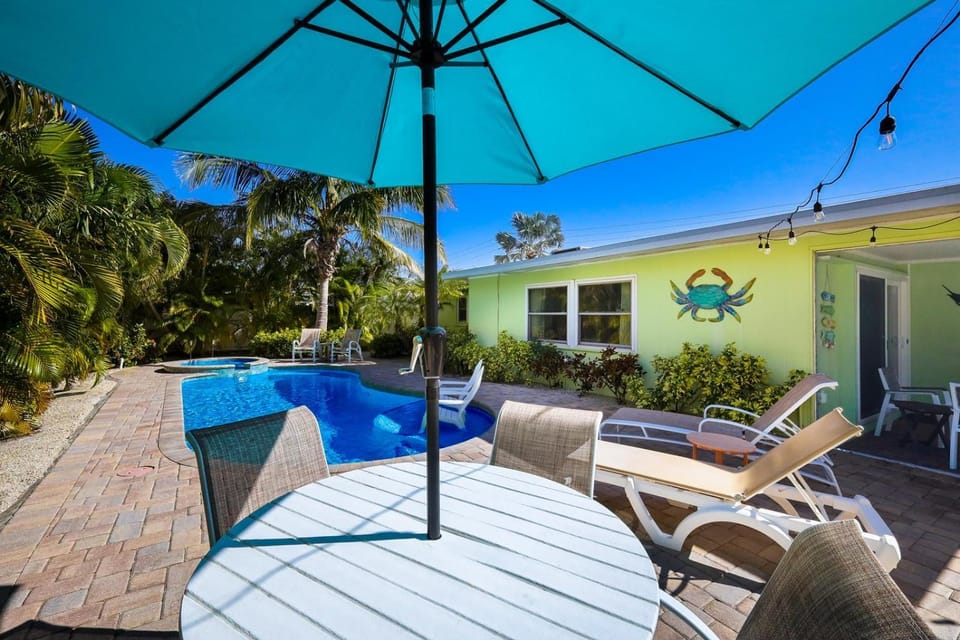 Da Beach House - 2 Blocks to Beach, Pool & Spa by Anna Maria Life Vacation Rentals House in Holmes Beach