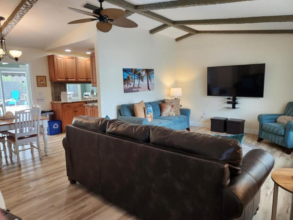 Kitchen or kitchenette, Living room, Seating area