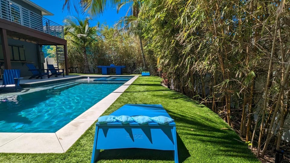 Deja Blu - 1 Block to Beach! Tropical Oasis, Poolside Lounge, Pool & Spa by Anna Maria Life House in Anna Maria Island