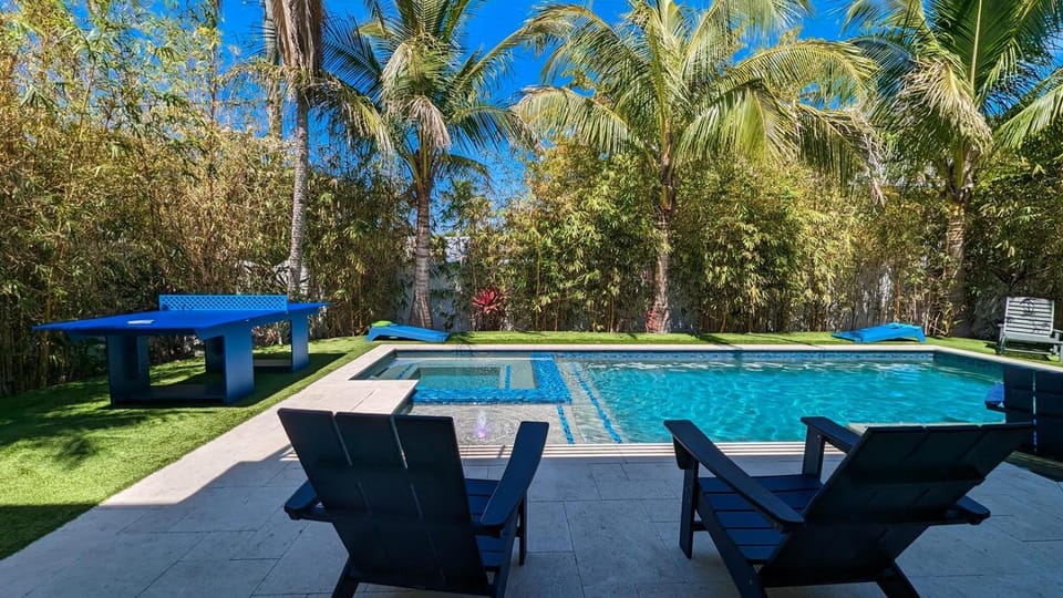 Deja Blu - 1 Block to Beach! Tropical Oasis, Poolside Lounge, Pool & Spa by Anna Maria Life House in Anna Maria Island