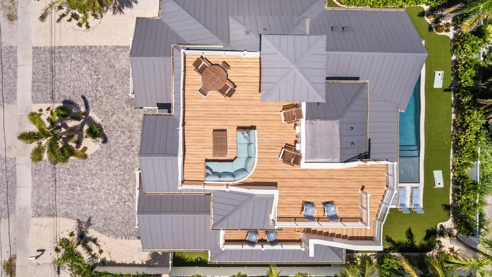 Dilly Dally by the Sea - 1 Block to Beach, Rooftop Deck, Pool & Spa by Anna Maria Life House in Holmes Beach