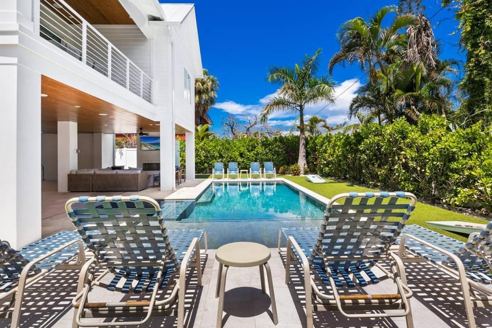 Dilly Dally by the Sea - 1 Block to Beach, Rooftop Deck, Pool & Spa by Anna Maria Life House in Holmes Beach