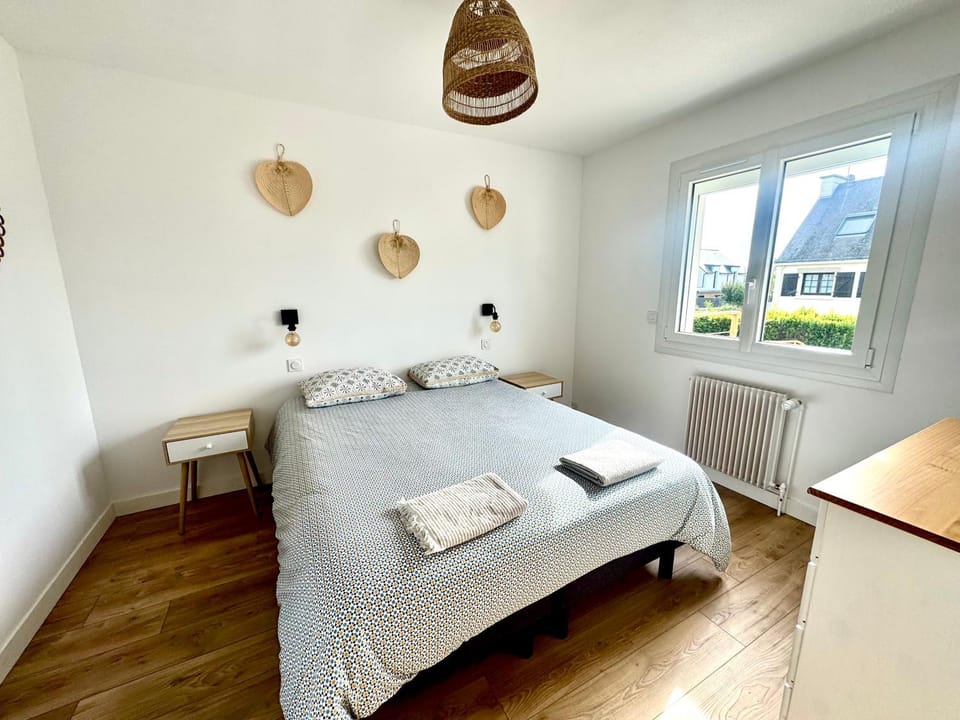 Bed, Bedroom, towels
