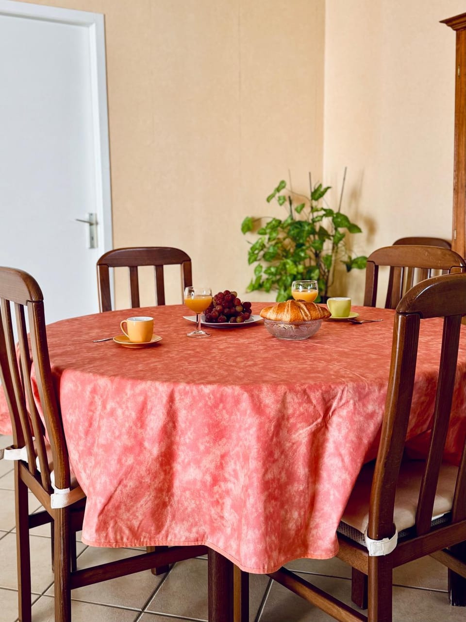 Food and drinks, Dining area, Food
