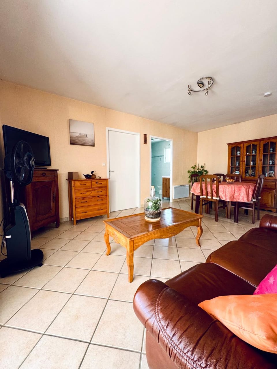 TV and multimedia, Living room, Seating area, Dining area