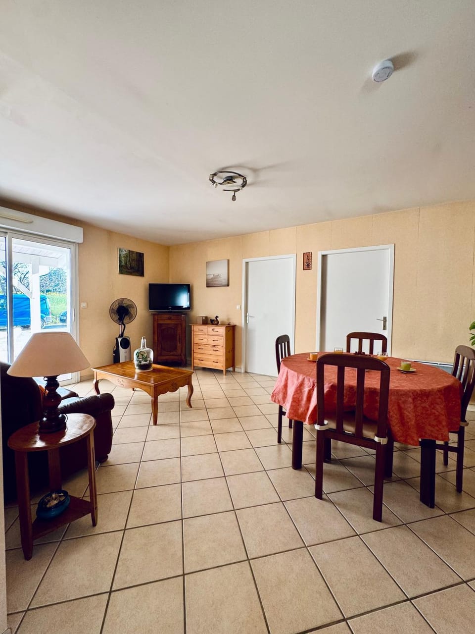 TV and multimedia, Living room, Seating area, Dining area
