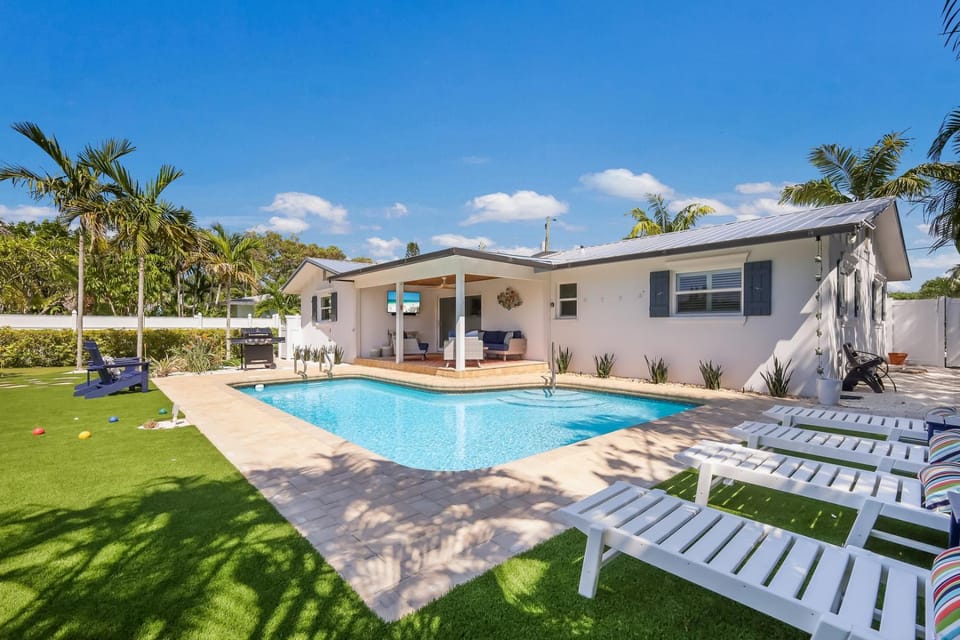 Island Therapy - Pool, Canal, Dock, Outdoor Fun & Games! House in Anna Maria Island