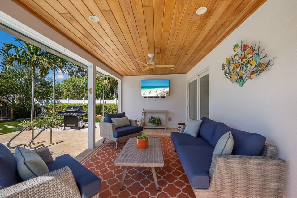 Island Therapy - Pool, Canal, Dock, Outdoor Fun & Games! House in Anna Maria Island