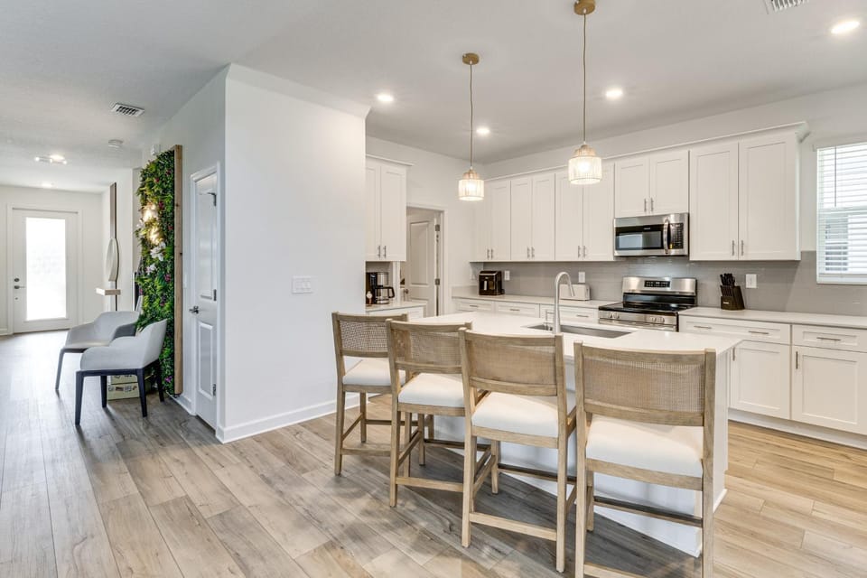 Poolside Bliss & Epic Game Rooms! Gem in Kissimmee House in Four Corners