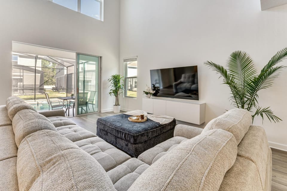 Poolside Bliss & Epic Game Rooms! Gem in Kissimmee House in Four Corners