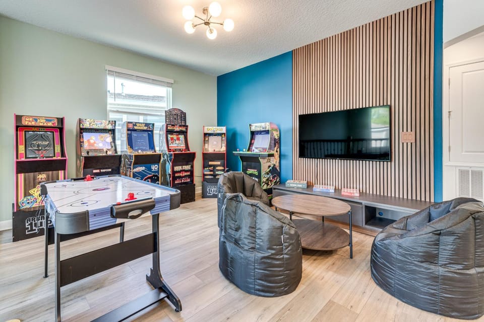 Poolside Bliss & Epic Game Rooms! Gem in Kissimmee House in Four Corners