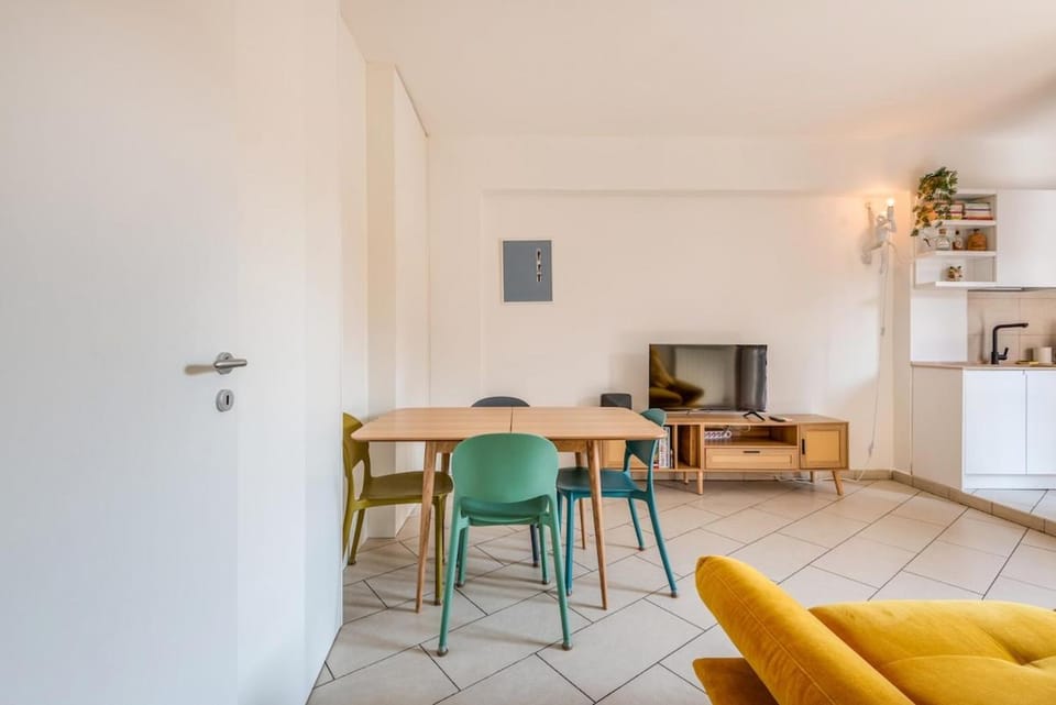 TV and multimedia, Living room, Dining area