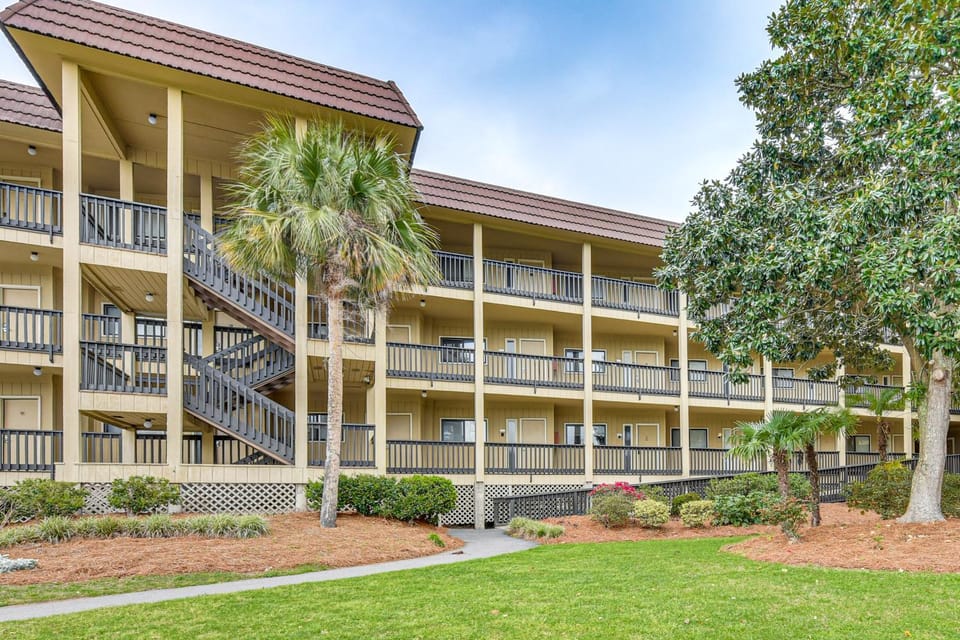 Poolside Bliss, Beach Strolls! Hilton Head Retreat House in Hilton Head Island