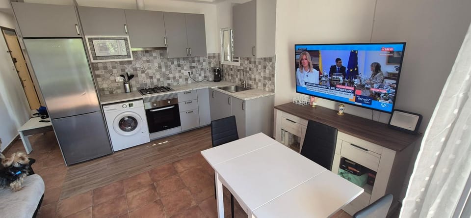 Communal lounge/ TV room, TV and multimedia, Dining area, stove
