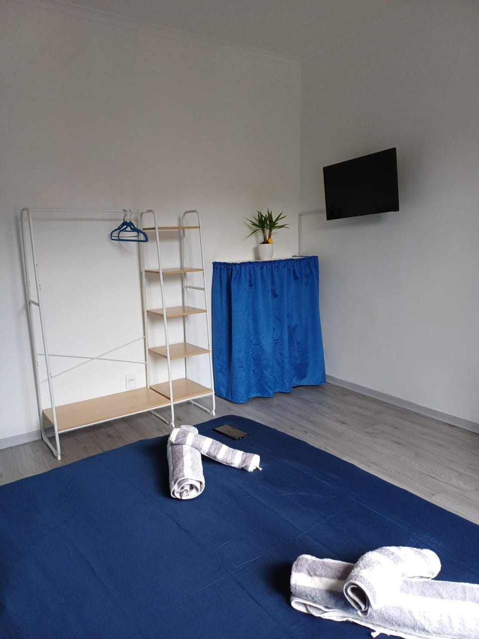 Bed, TV and multimedia, Photo of the whole room, Bedroom, towels