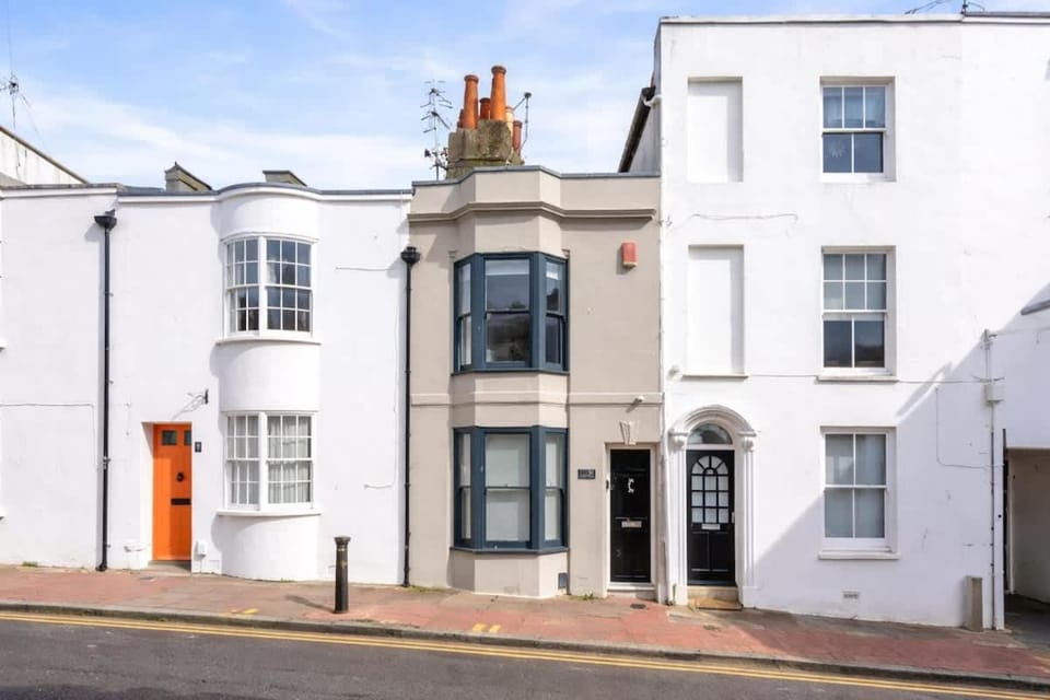 Central & Quiet Georgian House with Sunny Patio House in Hove