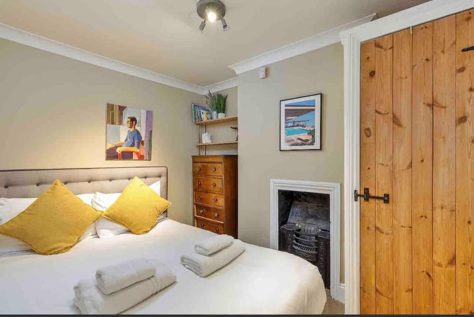 Central & Quiet Georgian House with Sunny Patio House in Hove