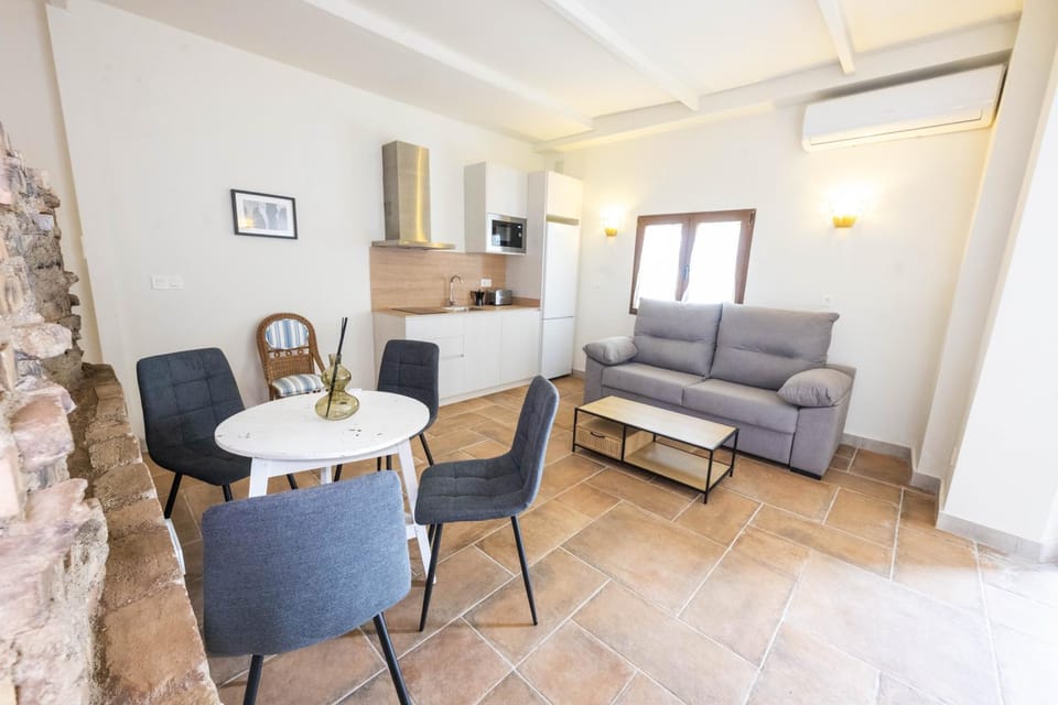 Kitchen or kitchenette, Living room, Seating area, Dining area