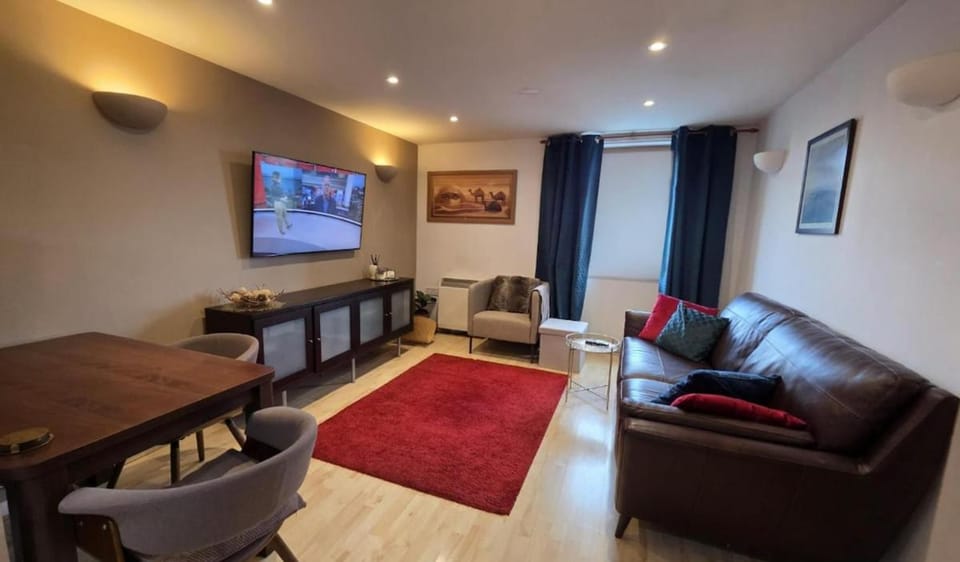 Communal lounge/ TV room, TV and multimedia, Living room, Seating area, Dining area