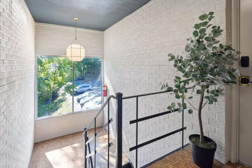 Crystal City Boutique Flats 2BR 5 min to DCA Free Parking House in Crystal City