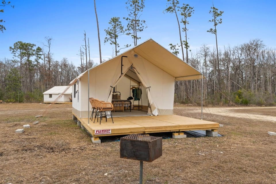 Lakeside Glamping with Free Kayaks & Fishing Luxury tent in Florida